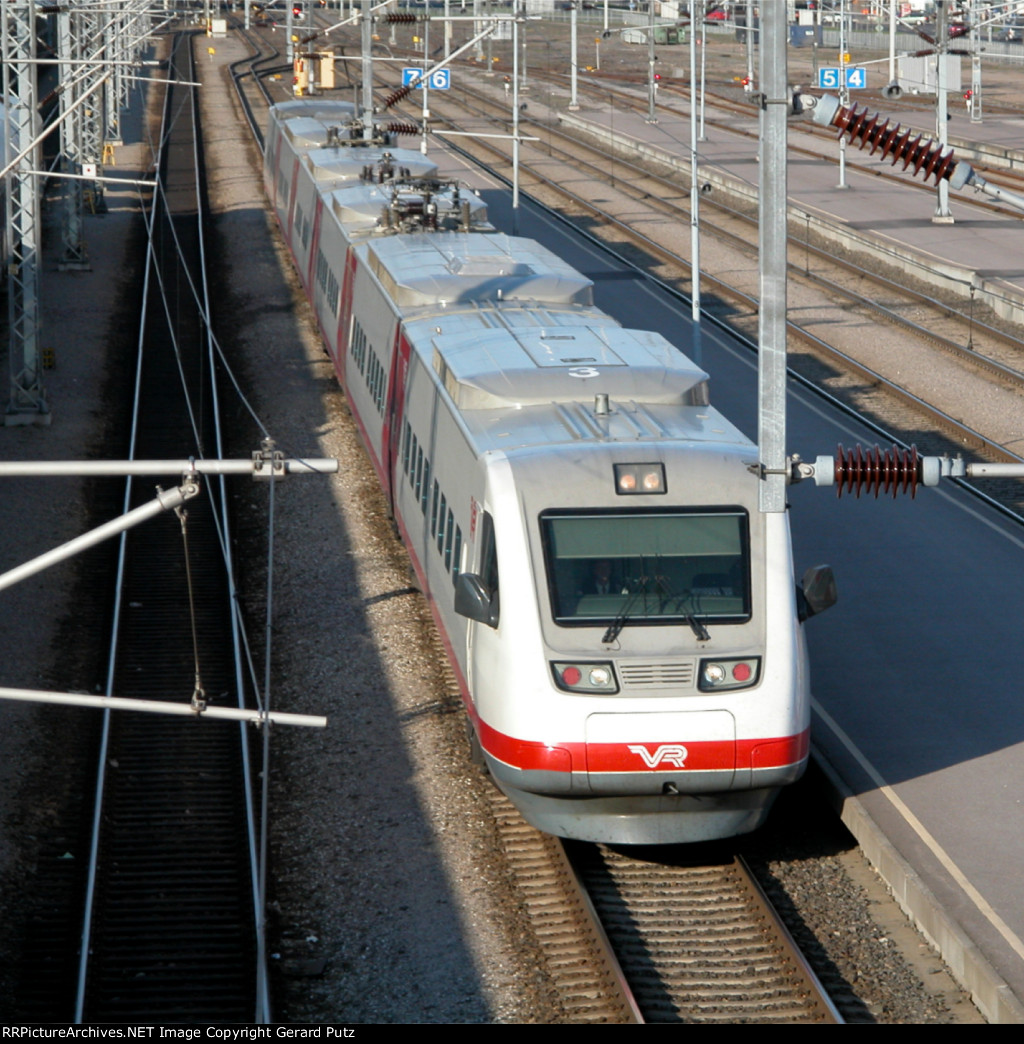 VR w/b Pendolino arriving on Track #7